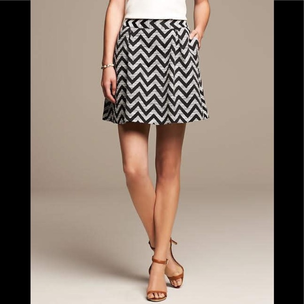 BANANA REPUBLIC ZIGZAG SHORT SKIRT SIZE 0 with ORIGINAL TAG